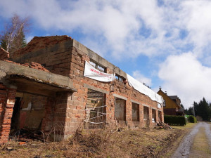 Koupil poslední budovu u lágru v Jáchymově, teď připomíná téma politických vězňů. Nezapomínejme, říká Tomáš Bouška