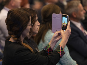 Prezident Pavel zavítal poprvé do Olomouce. Diskutoval se starosty a sklidil aplaus kongresového sálu