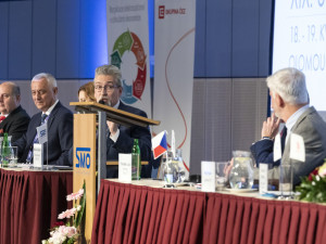 Prezident Pavel zavítal poprvé do Olomouce. Diskutoval se starosty a sklidil aplaus kongresového sálu