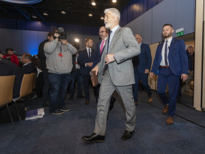Prezident Pavel zavítal poprvé do Olomouce. Diskutoval se starosty a sklidil aplaus kongresového sálu
