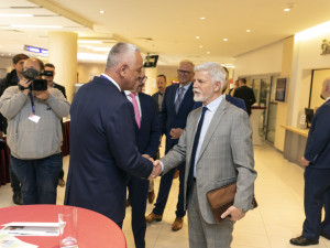 Prezident Pavel zavítal poprvé do Olomouce. Diskutoval se starosty a sklidil aplaus kongresového sálu