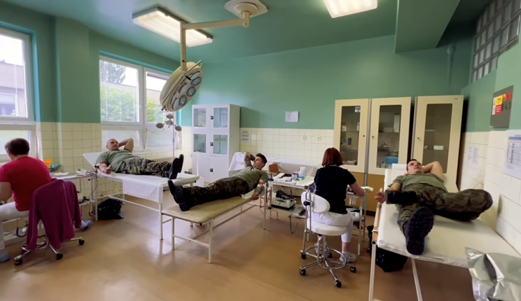 Pro krev do kasáren. Mobilní odběrový tým z FN Olomouc oslovil mezi vojáky desítky prvodárců