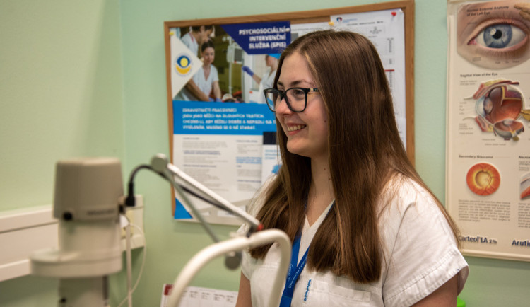 Ukrajinská lékařka Daria Sazanovych působí na Oční klinice FN Olomouc, musí splnit řadu legislativních požadavků pro vykonávaní lékařské práce v České republice