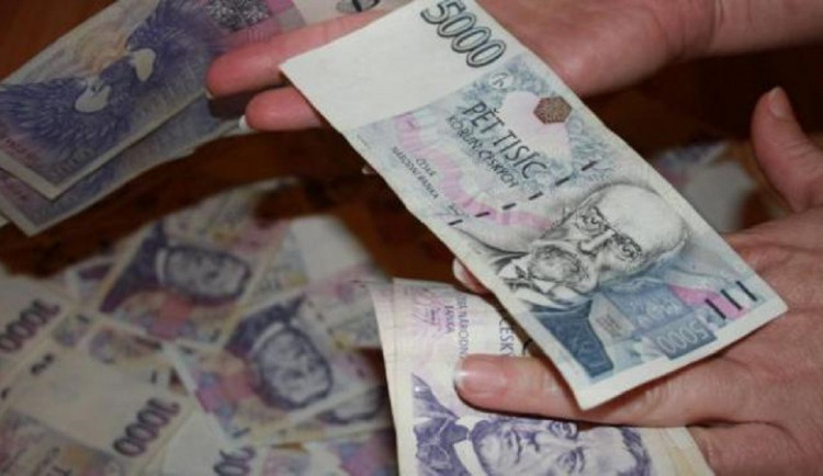 size4-16820688743223-124-postacka-z-nemcic-nad-hanou-zproneverila-pres-milion-penize-z-vkladnich-knizek-prosazela