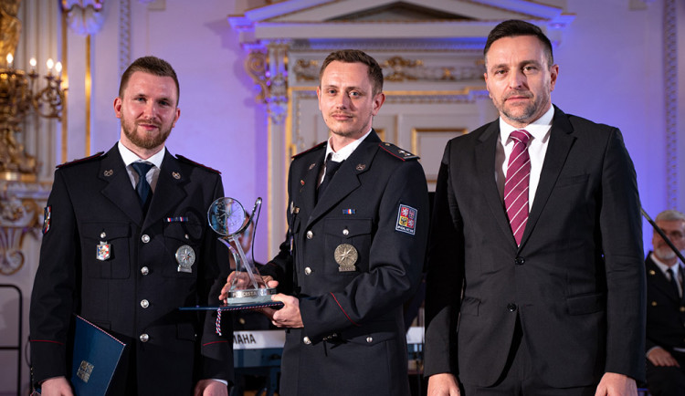 Praporčíci Filip Kříž a Martin Piták ze šumperského obvodního oddělení policie převzali cenu za Počin roku 2022