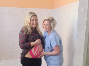 Tejpování po porodu: maminkám v přerovské nemocnici pomáhají odborníci stabilizací svalů