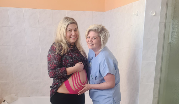 Nemocnice AGEL Přerov nabízí novopečeným maminkám nově poporodní tejpování