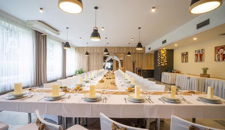 Kvalitní poctivá kuchyně, prostory pro jakoukoliv akci a kompletní servis. To je prostějovská restaurace U Tří bříz