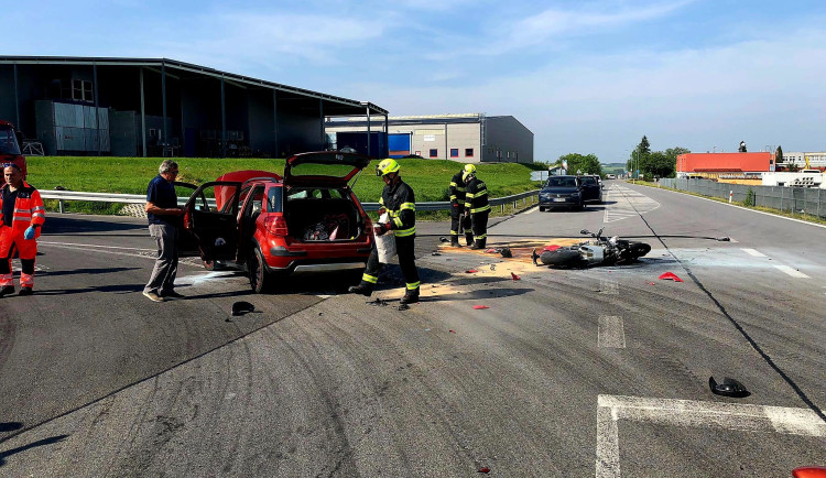 Motocyklista se střetl s automobilem, jeho stroj začal po nárazu hořet