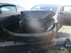 Mladík bez řidičáku boural u Přerova. Žena a její malá dcera z druhého auta skončily v nemocnici