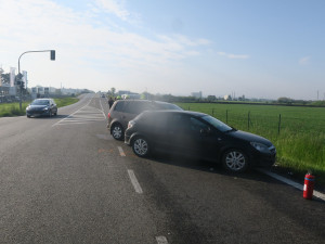 Mladík bez řidičáku boural u Přerova. Žena a její malá dcera z druhého auta skončily v nemocnici