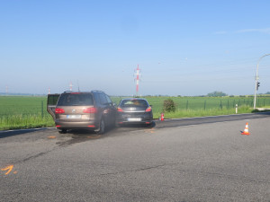 Mladík bez řidičáku boural u Přerova. Žena a její malá dcera z druhého auta skončily v nemocnici