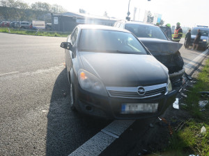 Mladík bez řidičáku boural u Přerova. Žena a její malá dcera z druhého auta skončily v nemocnici