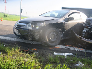 Mladík bez řidičáku boural u Přerova. Žena a její malá dcera z druhého auta skončily v nemocnici