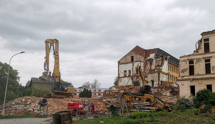 V areálu Fakultní nemocnice Olomouc probíhá demolice nejstaršího pavilonu