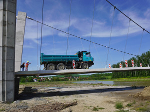 O prázdninách budou hotové další dva úseky cyklostezky Bečva. Lávka u Ústí prošla zátěžovou zkouškou