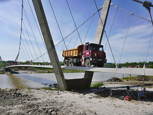 O prázdninách budou hotové další dva úseky cyklostezky Bečva. Lávka u Ústí prošla zátěžovou zkouškou