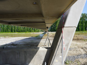 O prázdninách budou hotové další dva úseky cyklostezky Bečva. Lávka u Ústí prošla zátěžovou zkouškou