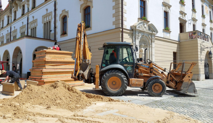 Autoři sochy si připravovali pískový blok pro vytvoření sochy