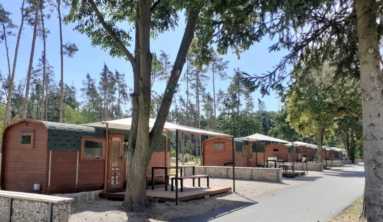 Hradecký Stříbrný rybník letos nabídne nové sportovní hřiště i stany