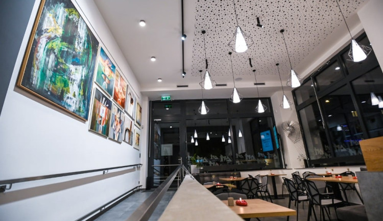 ART RUBIKON na Tabulovém vrchu propojuje kavárnu, galerii a vzdělávací centrum v unikátní prostor