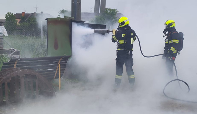 Na Přerovsku hořela trafostanice, do akce zamířila i Sněhurka