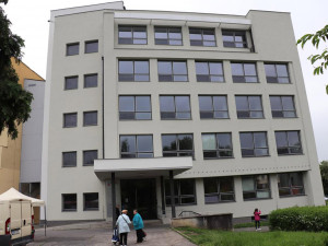Přes léto projde opravou další patro zdravotnické školy v Přerově, modernizace čeká i aulu