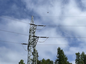 Energetici kontrolují elektrické vedení drony. Ušetří si tím práci a rychleji zjistí poruchy