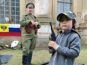 FOTOGALERIE: Na Plumlově se děti bavily na historickém vojenském dni. Zámek bude národní památkou