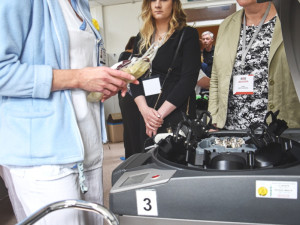 Se zpracováním krve pomáhá ve FN Olomouc automatický systém. Novinku má jako první v republice