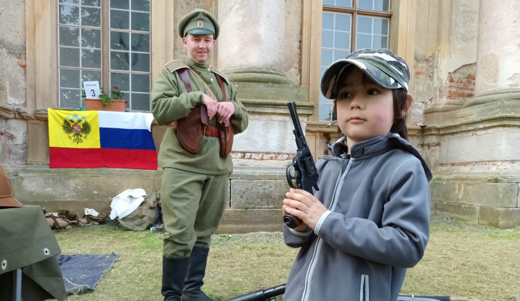 FOTOGALERIE: Na Plumlově děti soutěžily na historickém vojenském dni. Zámek bude národní památkou