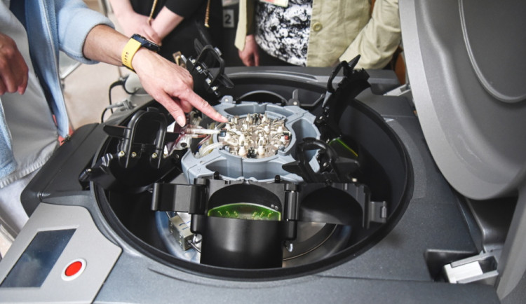 Se zpracováním krve pomáhá ve FN Olomouc automatický systém. Novinku má jako první v republice