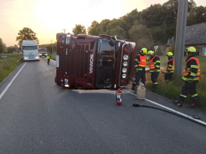 Hlavní tah do Polska stojí. U Mikulovic havaroval kamion plně naložený zpracovanou kukuřicí