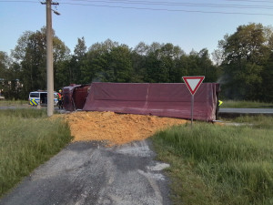 Hlavní tah do Polska stojí. U Mikulovic havaroval kamion plně naložený zpracovanou kukuřicí