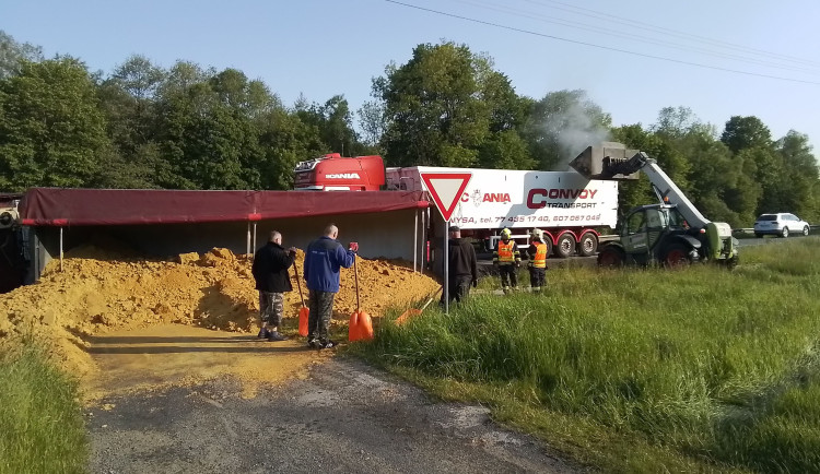 Hlavní tah do Polska stojí. U Mikulovic havaroval kamion plně naložený zpracovanou kukuřicí