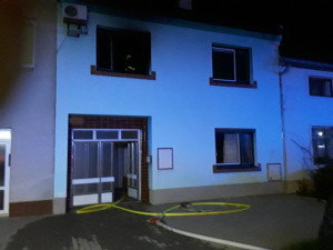 Policisté zachránili z hořícího domu na Přerovsku devadesátiletého seniora. V kouři ho našli po hmatu