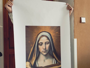 V kapli v olomouckém vojenském objektu září nové oltářní memento. Obraz malovala umělá inteligence