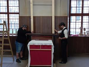 V kapli v olomouckém vojenském objektu září nové oltářní memento. Obraz malovala umělá inteligence