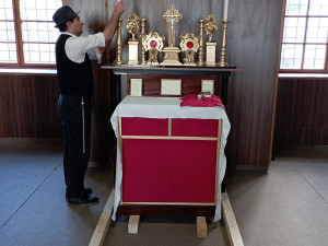 V kapli v olomouckém vojenském objektu září nové oltářní memento. Obraz malovala umělá inteligence