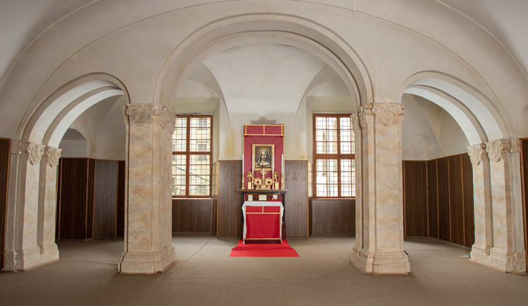 V kapli v olomouckém vojenském objektu září nové oltářní memento. Obraz malovala umělá inteligence