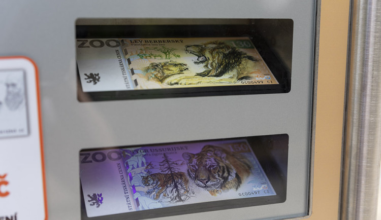 Bankovky mohou návštěvníci Zoo Olomouc koupit ve speciálním automatu