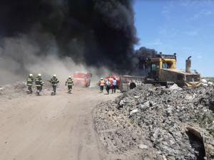 Na Přerovsku hoří skládka s nebezpečným odpadem. Zavřete okna, doporučují hasiči místním