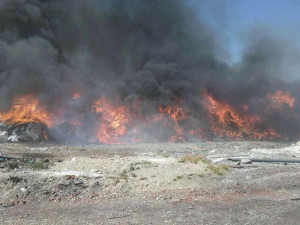 Na Přerovsku hoří skládka s nebezpečným odpadem. Zavřete okna, doporučují hasiči místním