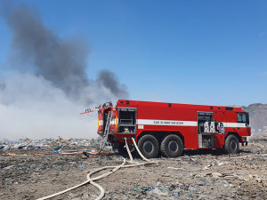 Na Přerovsku hoří skládka s nebezpečným odpadem. Zavřete okna, doporučují hasiči místním