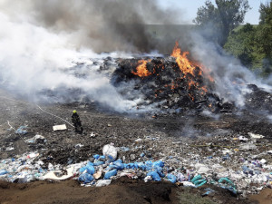 Na Přerovsku hoří skládka s nebezpečným odpadem. Zavřete okna, doporučují hasiči místním
