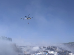 Na Přerovsku hoří skládka s nebezpečným odpadem. Zavřete okna, doporučují hasiči místním