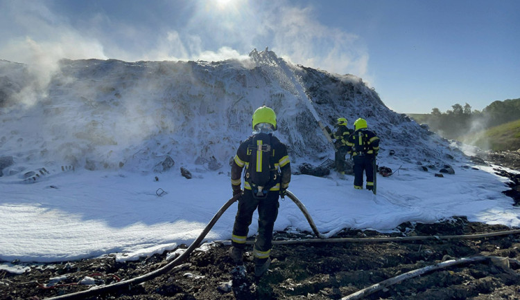 Vrtulník, pěna, chemická laboratoř. Hasiči hodiny bojují s požárem skládky u Přerova