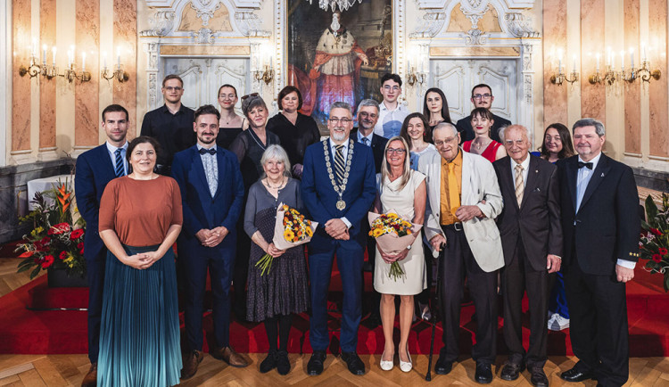 Ceny města Olomouce mají nové laureáty. Počinem roku byla dobrovolnická pomoc běžencům