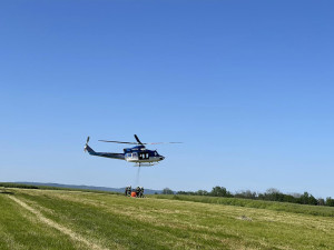 VIDEO: Požár skládky zaměstnal osmdesát hasičů, vrtulník, těžkou techniku i chemickou laboratoř