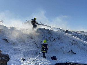 VIDEO: Požár skládky zaměstnal osmdesát hasičů, vrtulník, těžkou techniku i chemickou laboratoř